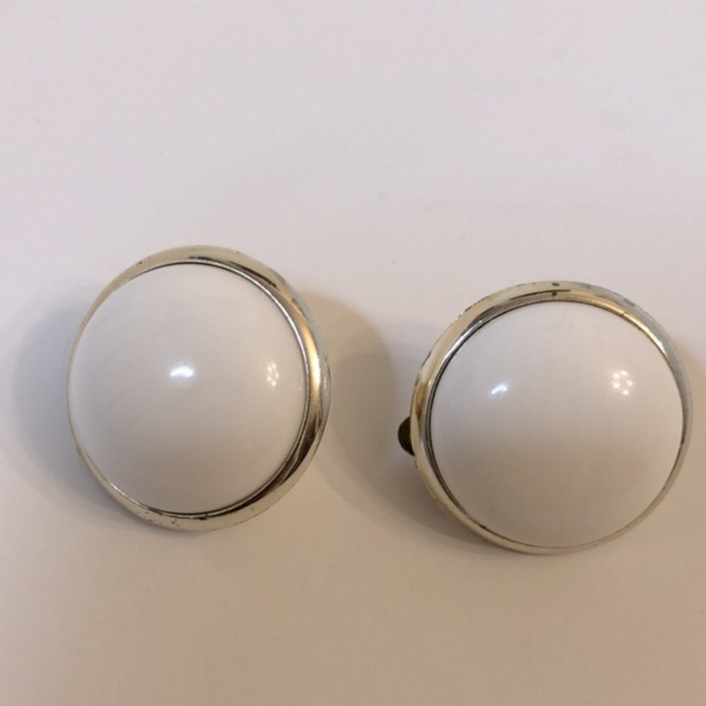 VINTAGE WHITE ROUND BUTTON CLIP-ON EARRINGS - Picture 7 of 10